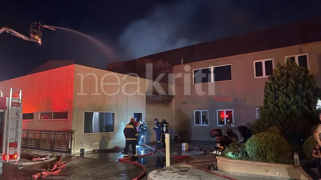 Κρήτη: Φωτιά σε πιεστήριο εφημερίδας – Ένας τραυματίας [Βίντεο]