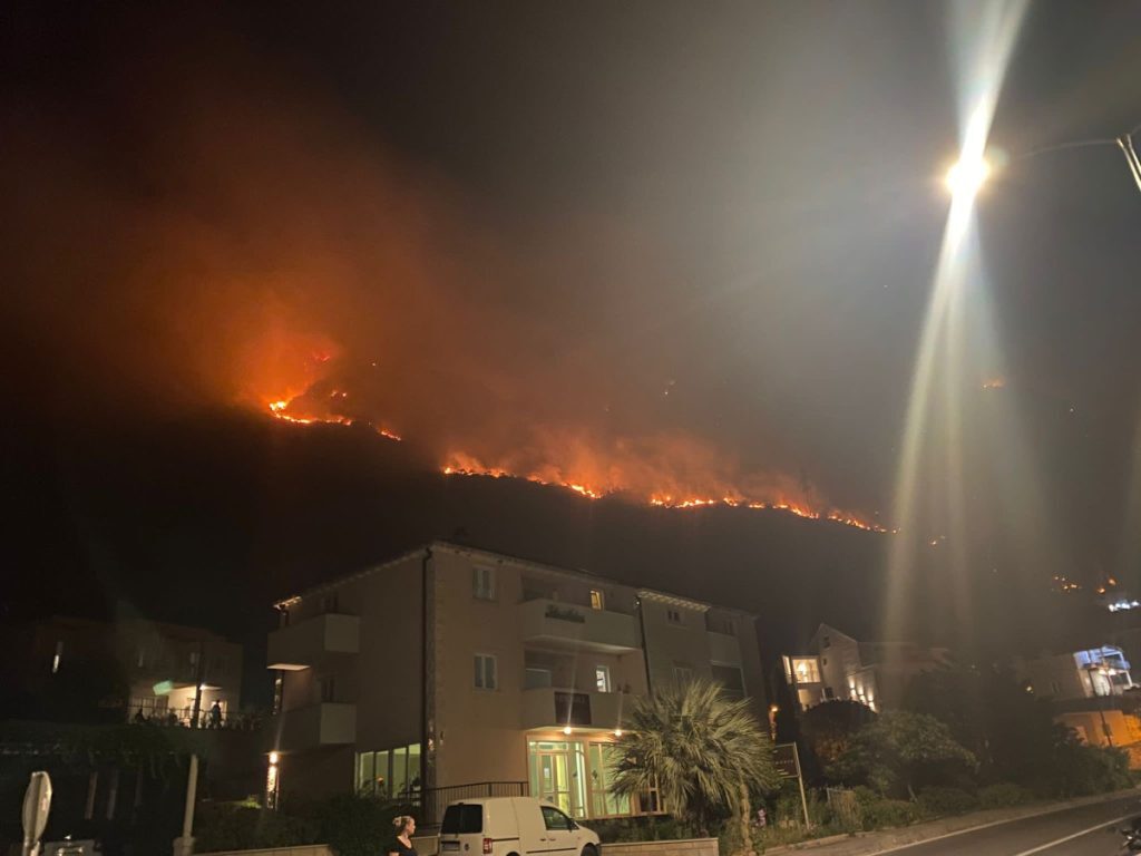 Μάχη με τις φλόγες και στην Κροατία: Φωτιά εξαπλώνεται κοντά σε τουριστικό θέρετρο [Βίντεο]