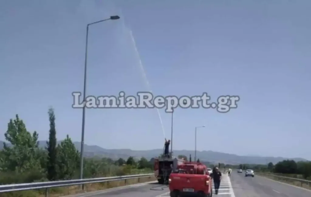Καύσωνας: Πήραν φωτιά ακόμα και οι λαμπτήρες στις κολόνες στην Λαμία