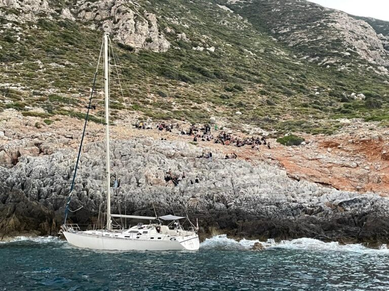 Λακωνία: Η επιχείρηση απεγκλωβισμού μεταναστών στο Ακρωτήριο Μαλέα [εικόνες & βίντεο]