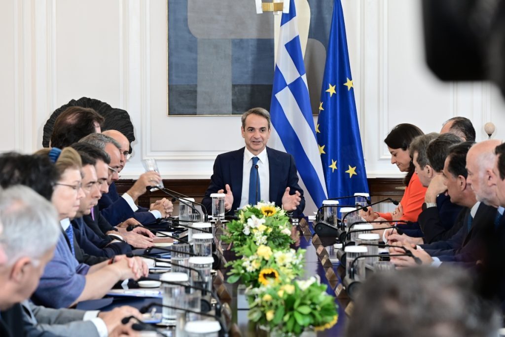 Υπουργικό Συμβούλιο: Συνεδριάζει στις 11 – Φωτιές, προσλήψεις και εισοδήματα στην «καυτή» ατζέντα