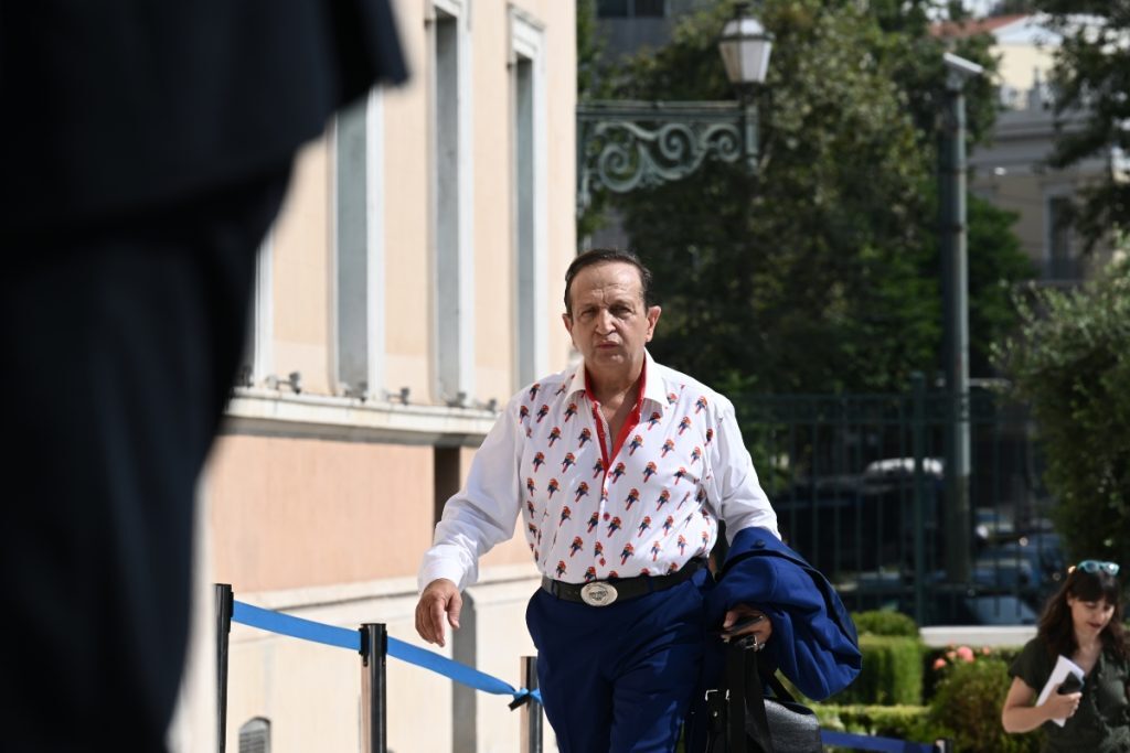 Σπύρος Μπιμπίλας: Η, σε όποιον αρέσει, απάντηση για το πουκάμισο με τα παπαγαλάκια – «Το dress code είναι αντιδημοκρατικό» [βίντεο]