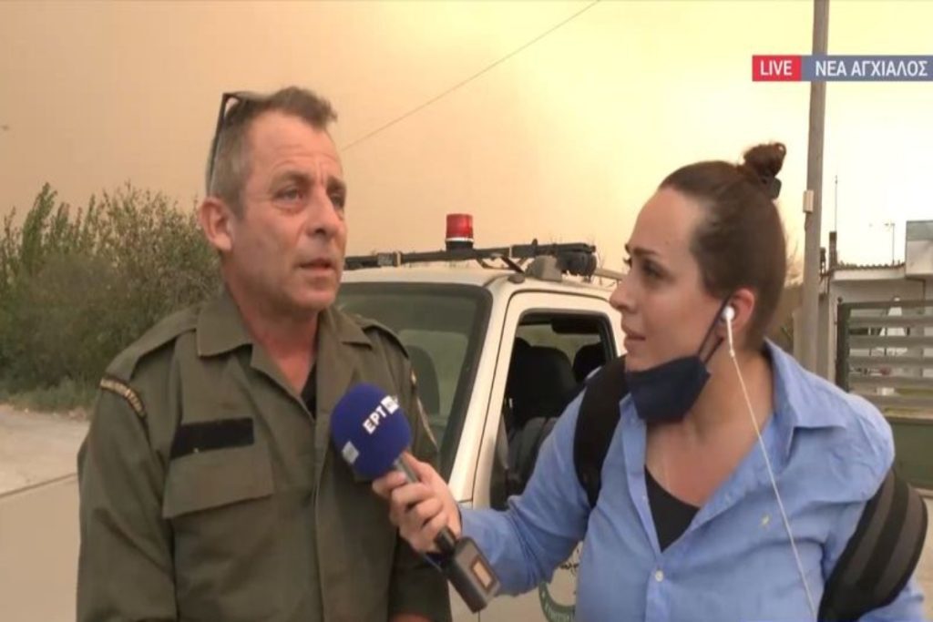Φωτιά στη Μαγνησία: Η στιγμή που το συνεργείο της ΕΡΤ καταγράφει τις εκρήξεις πυρομαχικών στη Νέα Αγ