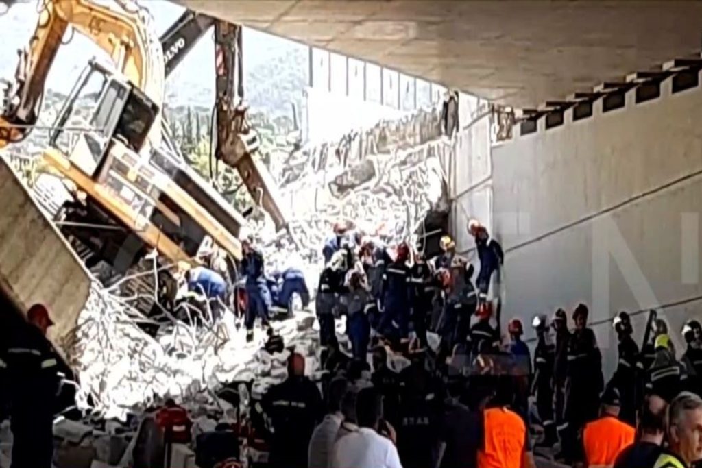 Τραγωδία στην Πάτρα: Ένας νεκρός και 12 τραυματίες από την κατάρρευση γέφυρας στα Μποζαΐτικα [εικόνε
