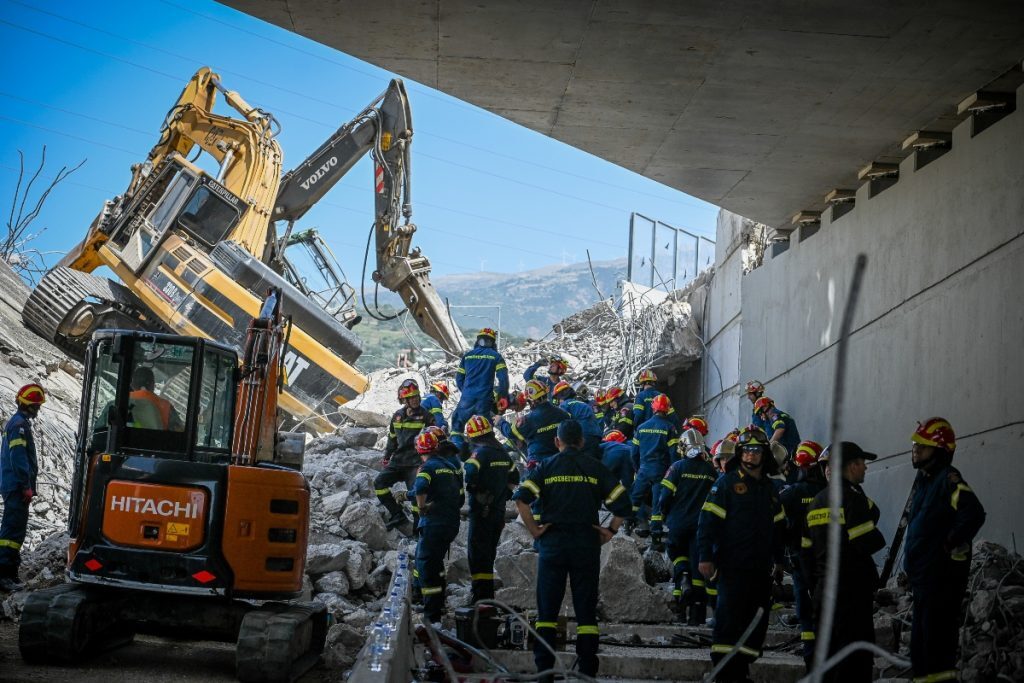 Πάτρα: Γιατί κατέρρευσε η γέφυρα – Τέσσερις συλλήψεις, 1 νεκρός και 8 τραυματίες