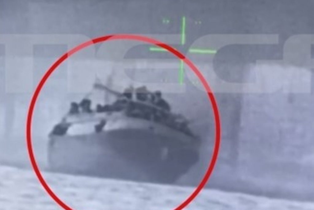 Ναυάγιο στην Πύλο: Η στιγμή που το πλοίο-θάνατος παίρνει επικίνδυνη κλίση [Βίντεο]