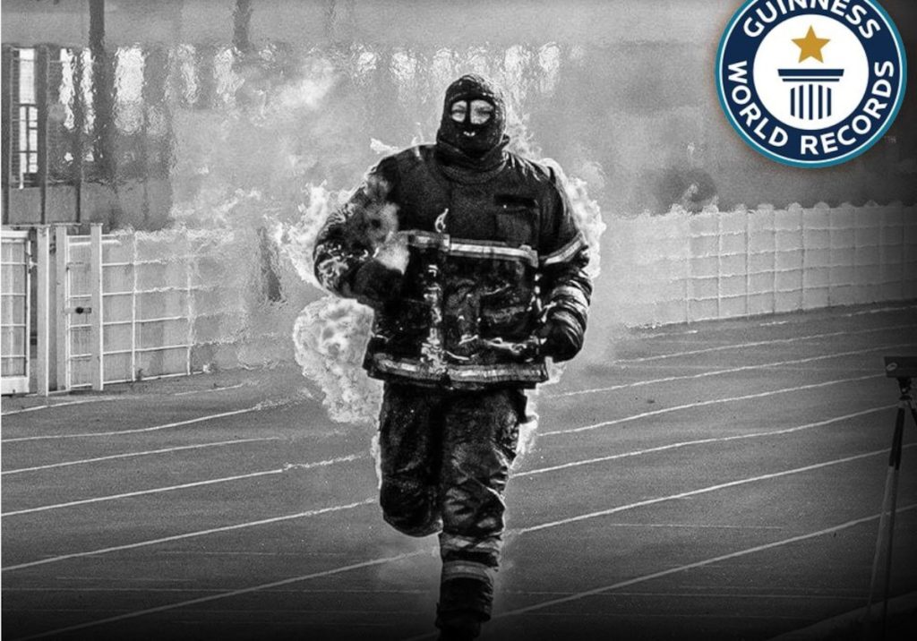 Έτρεξε 100 μέτρα τυλιγμένος στις φλόγες και… μπήκε στο ρεκόρ Γκίνες – Δείτε το σοκαριστικό βίν