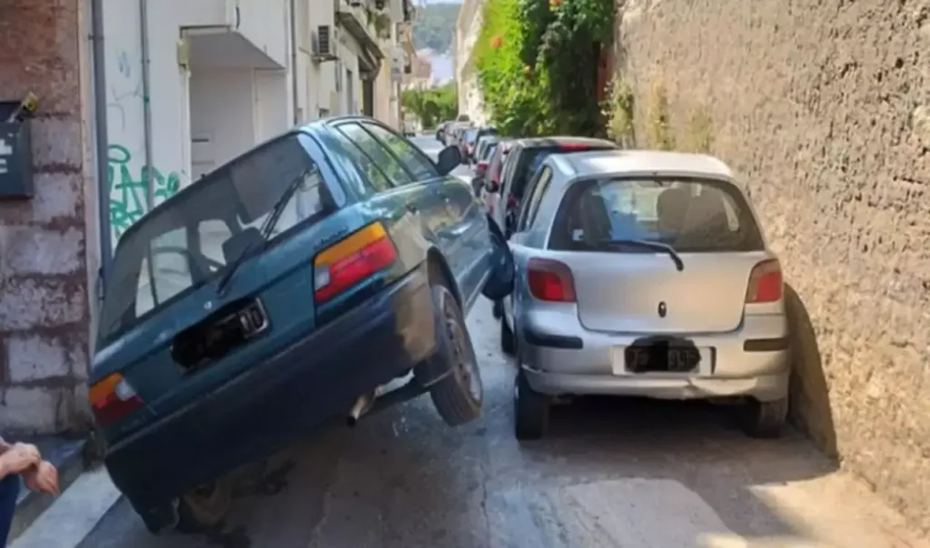 Ρέθυμνο: Μια εικόνα χίλιες λέξεις – Οδηγός δεν χωρούσε να περάσει σε στενό και «καβάλησε» παρκαρισμέ