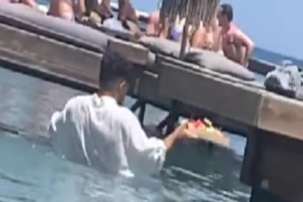 Ρόδος: Θα αποσύρει τις πλωτές εξέδρες το beach bar – Το πρόστιμο που θα καταβάλει