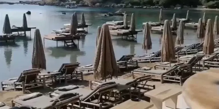 Ρόδος: Σαν να μην πέρασε μια μέρα στο beach bar- Σταθερές οι ξαπλώστρες και οι ξύλινες κατασκευές μετά την καταγγελία 