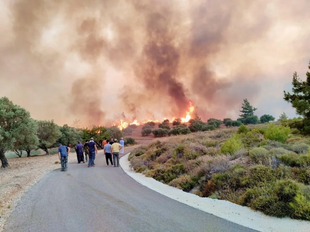 Φωτιά στη Ρόδο: Εκκενώθηκαν δύο ξενοδοχεία στο Κιοτάρι, μετά το μήνυμα του 112