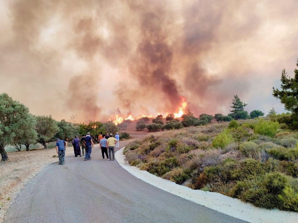Φωτιά στη Ρόδο: Εκκενώθηκαν δύο ξενοδοχεία στο Κιοτάρι, μετά το μήνυμα του 112