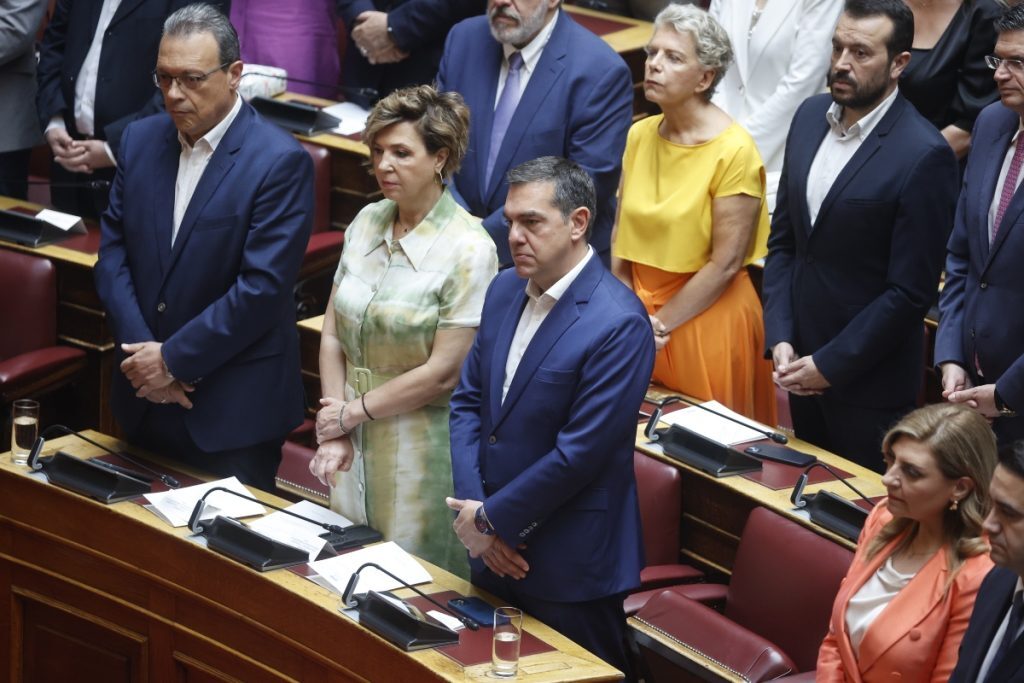 Βουλή: Η πρώτη εμφάνιση του Αλέξη Τσίπρα μετά την παραίτηση – Τα χαμόγελα με τον Ανδρουλάκη και η «β