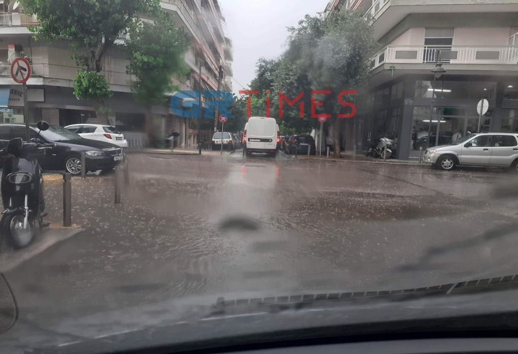 Ξαφνική μπόρα και πλημμύρες σε δρόμους της Θεσσαλονίκης