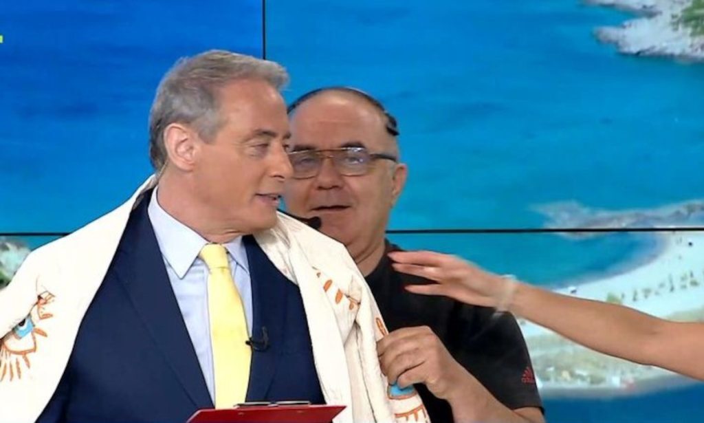 Δοκίμασε ρούχο για την… ορκωμοσία της Βουλής ο Χασαπόπουλος – «Σαν τον Βόγλη είμαι» [Βίντεο]