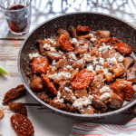 H συνταγή της ημέρας: Χοιρινή τηγανιά με ντομάτα και φέτα από τη Νεκταρία Κοκκινάκη