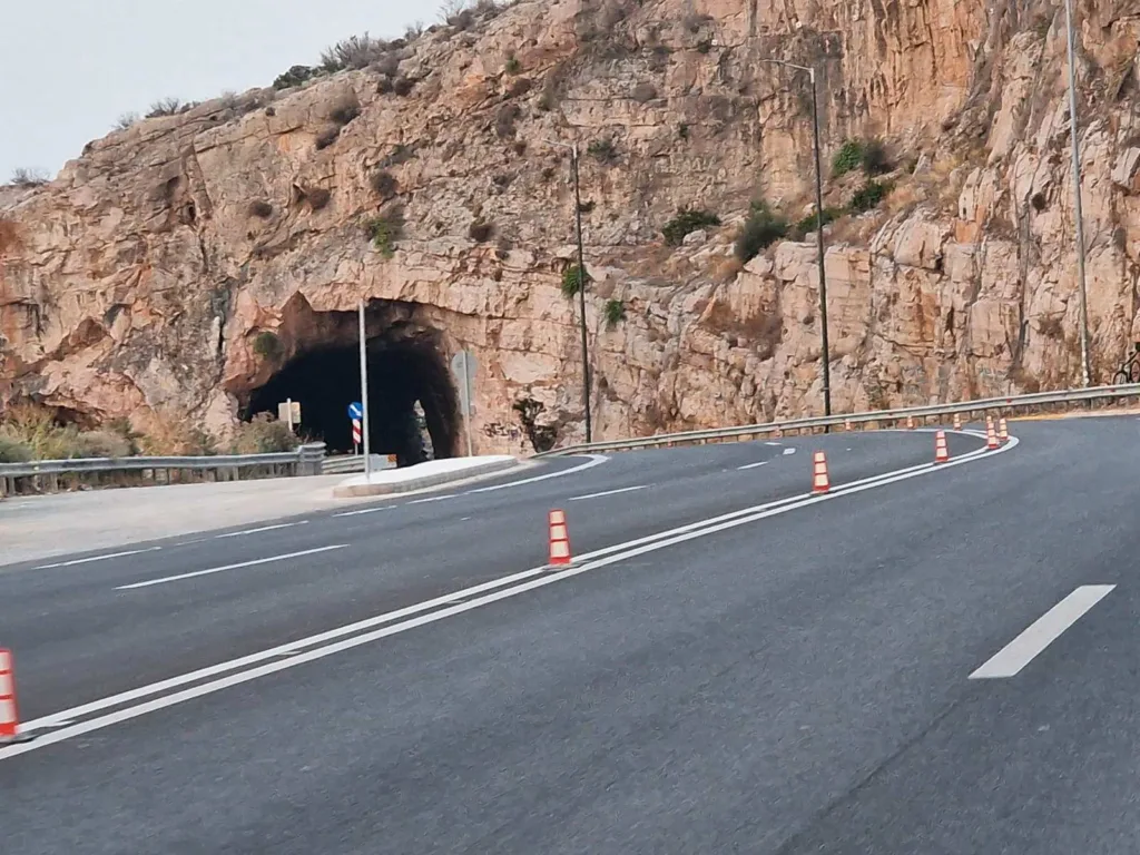 Λιμανάκια: Νέα κολωνάκια στη διαχωριστική λωρίδα