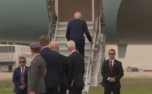 Τζο Μπάιντεν: Του άλλαξαν σκάλα στο Air Force One αλλά αυτός σκόνταψε ξανά