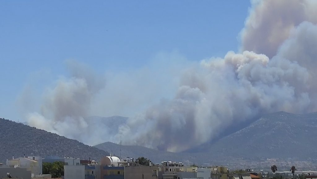 Μεγάλη φωτιά στον Κουβαρά Αττικής κοντά σε σπίτια - Eστάλη μήνυμα από το 112
