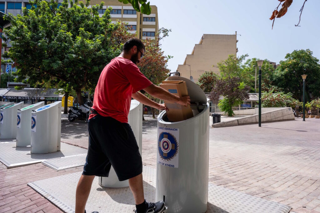 Οι πρώτοι βυθιζόμενοι κάδοι μπήκαν και ήδη λειτουργούν στην Αθήνα – Δείτε σε ποια σημεία
