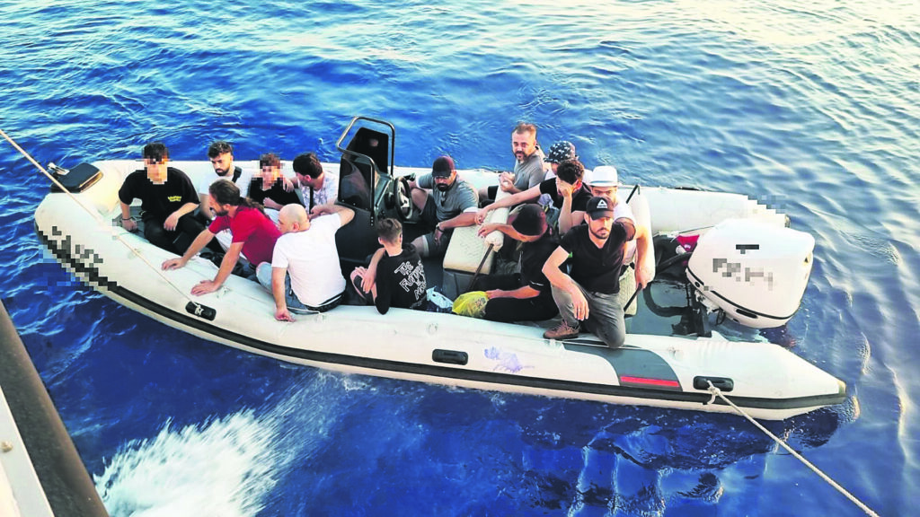 Κρήτη: Επιχείρηση διάσωσης 60 μεταναστών σε δύσβατο σημείο στη Σητεία – Τρία βρέφη ανάμεσά τους [βίντεο]