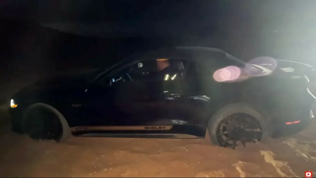 Mustang κόλλησε στην άμμο!