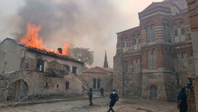 Όσιος Λουκάς: Κάηκαν τμήματα του ιστορικού μοναστηριού – Ο Μητροπολίτης Θηβών και Λεβαδείας στη μάχη με τις φλόγες