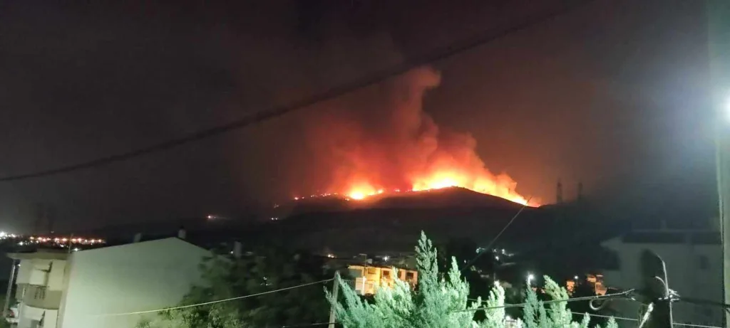 Φωτιά τώρα: Νύχτα-θρίλερ για Πάρνηθα – Μαίνεται η φωτιά σε Αλεξανδρούπολη – Τα υπόλοιπα πύρινα μέτωπα