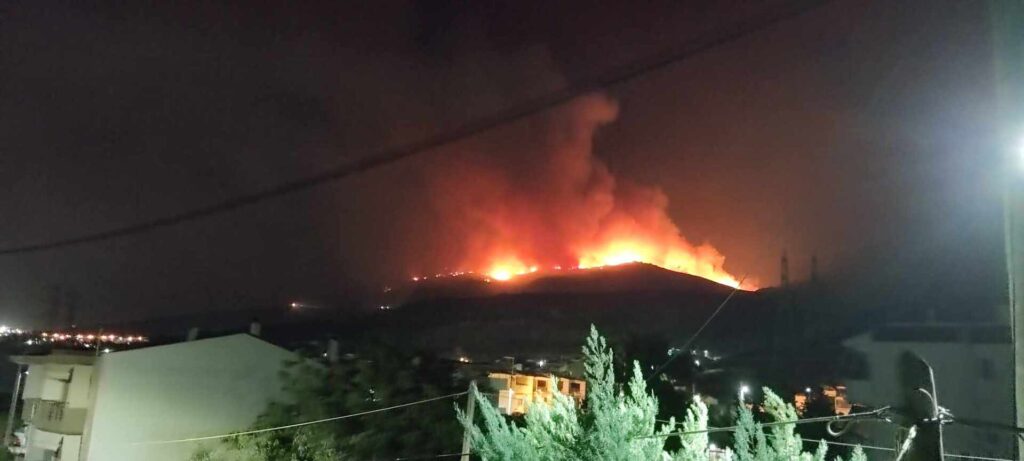 Φωτιά τώρα: Νύχτα-θρίλερ για Πάρνηθα – Μαίνεται η φωτιά σε Αλεξανδρούπολη – Τα υπόλοιπα πύρινα μέτωπα