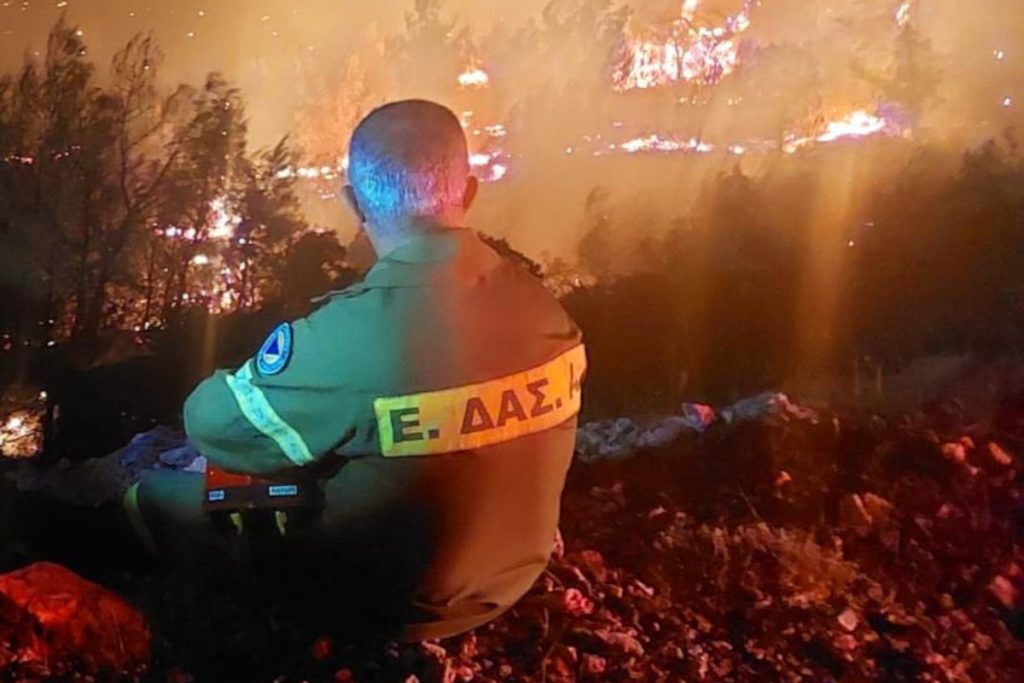 Η συγκλονιστική φωτογραφία εθελοντή από τις φωτιές στην Πάρνηθα – «Κάναμε ό,τι μπορούσαμε»
