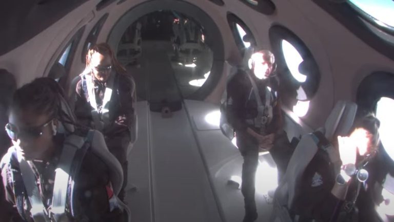 Virgin Galactic: Στο διάστημα οι πρώτοι τουρίστες – Μαμά με κόρη ανάμεσα στους επιβάτες