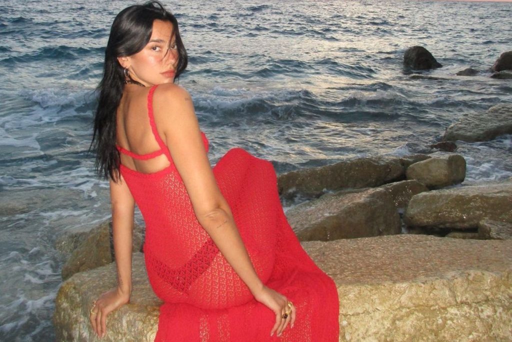 Η Dua Lipa «Φορτίζει τους κρυστάλλους της» – Ποζάρει με διχτυωτό φόρεμα σαν γοργόνα [Εικόνες]