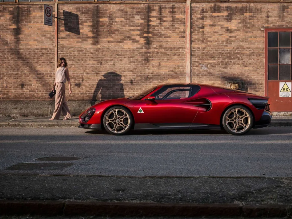 Παρουσιάστηκε επίσημα η ονειρική Alfa Romeo 33 Stradale με έως και 760 ίππους