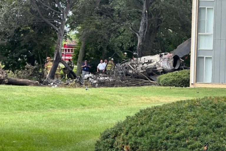 ΗΠΑ: Συντριβή μαχητικού κατά τη διάρκεια αεροπορικού show – Οι πιλότοι εκτινάσσονται την τελευταία στιγμή [Βίντεο]