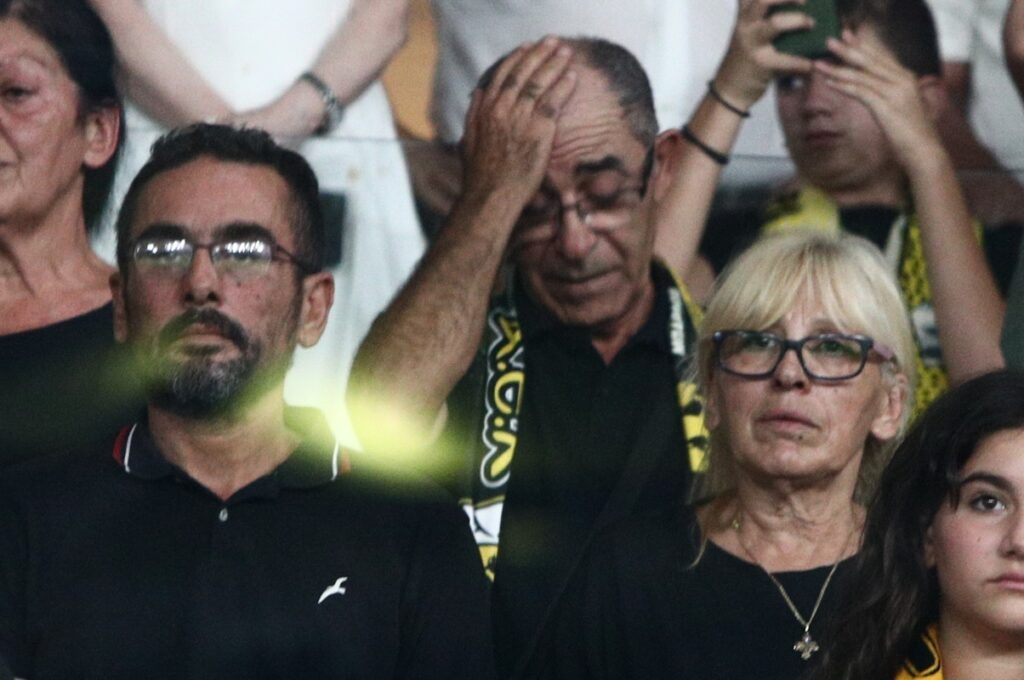 Συγκλονίζει η μητέρα του Κατσουρή: «Να γελάς Μιχάλη αυτό θέλω να γελάς…» – Τι είπε για την παρουσία της στο γήπεδο της ΑΕΚ