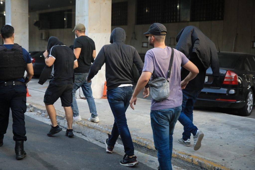 Νέα Φιλαδέλφεια: Στον εισαγγελέα οι 94 συλληφθέντες – Μπλόκο στα σύνορα και έρευνες σε ξενοδοχεία στο κέντρο