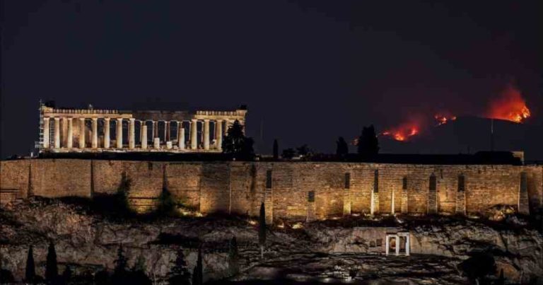Δασικές πυρκαγιές σε μια άλλη εποχή: «Ένοχοι» τα πεύκα, πυροσβέστες μόνο με φτυάρια