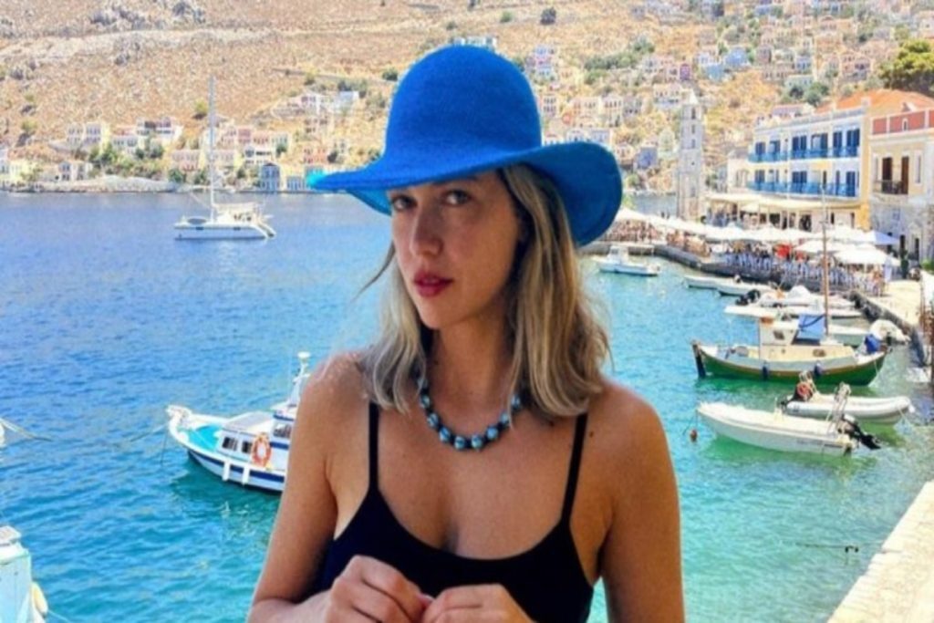 Κλέλια Ανδριολάτου: Ποζάρει τόπλες με μια κόκκινη γραμμή και προκαλεί αντιδράσεις