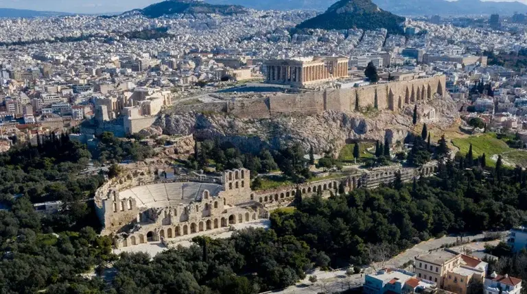 Καιρός: Ζέστη, σκόνη και τοπικές βροχές σήμερα – Αναλυτικά η πρόγνωση [Βίντεο]