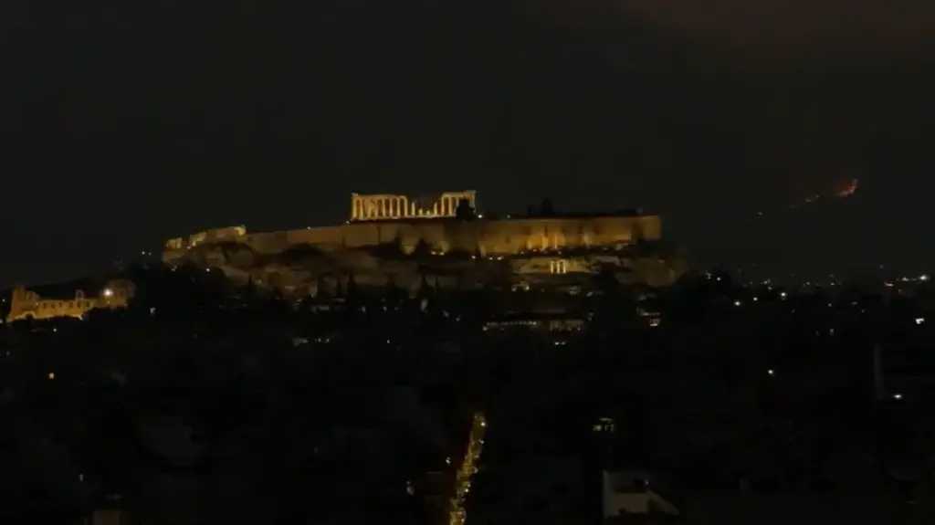 Φυλή: Συγκλονιστικό βίντεο – Η Ακρόπολη σε πέπλο πυκνού καπνού