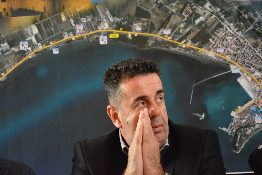 Ναύπλιο: Ο δήμαρχος πέταγε σκουπίδια και… περιττώματα στην πόρτα αντιπάλου του!