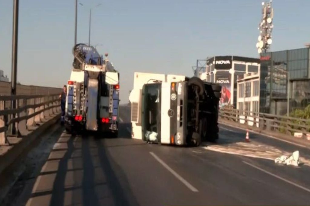 Κίνηση Τώρα: Ανατροπή νταλίκας στον Κηφισό – Άνοιξε η εθνική οδός στο ύψος Δυρραχίου