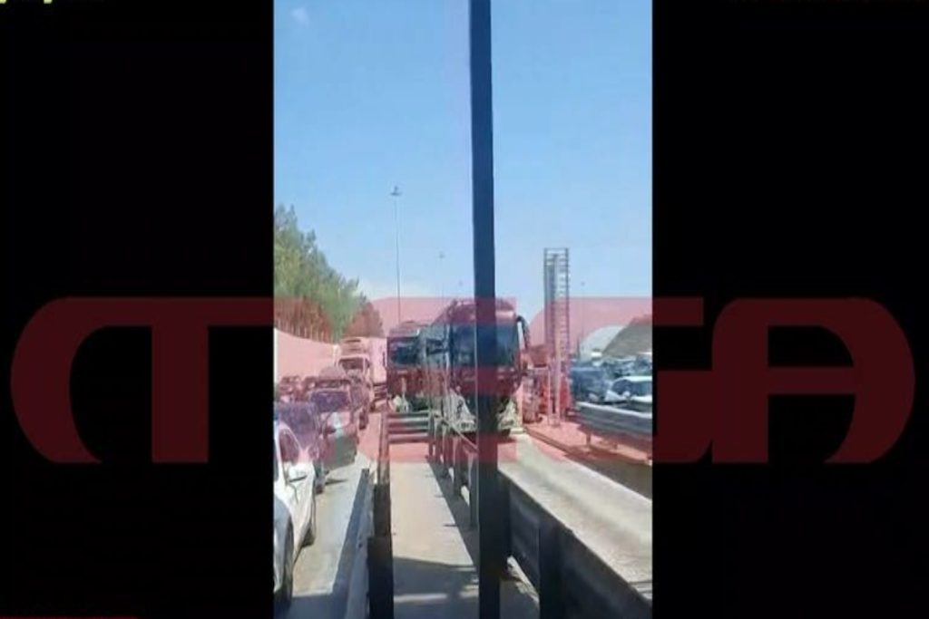 Φωτιά στην Εθνική Οδό Αθηνών-Κορίνθου – Βυτιοφόρο τυλίχθηκε στις φλόγες, κλειστές και οι δύο λ