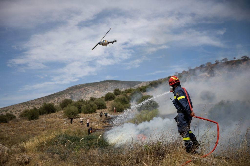 Φωτιά στα Καλύβια, ήχησε το 112 – Καίει χαμηλή βλάστηση