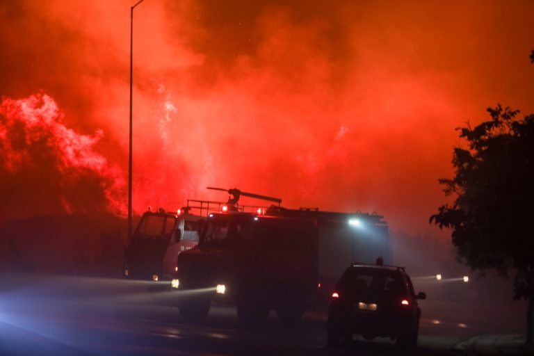 Φωτιές: Πύρινη κόλαση στην Αλεξανδρούπολη, συνεχείς εκρήξεις στο πεδίο βολής, εκκενώθηκε το νοσοκομείο – Υπεράνθρωπες προσπάθειες σε Καβάλα, Εύβοια, Ροδόπη και Βοιωτία [βίντεο]