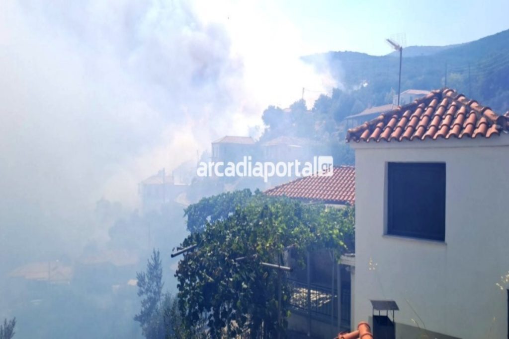 Φωτιά στην Αρκαδία: Συναγερμός στην Αγία Σοφία – Γλείφουν τα σπίτια οι φλόγες