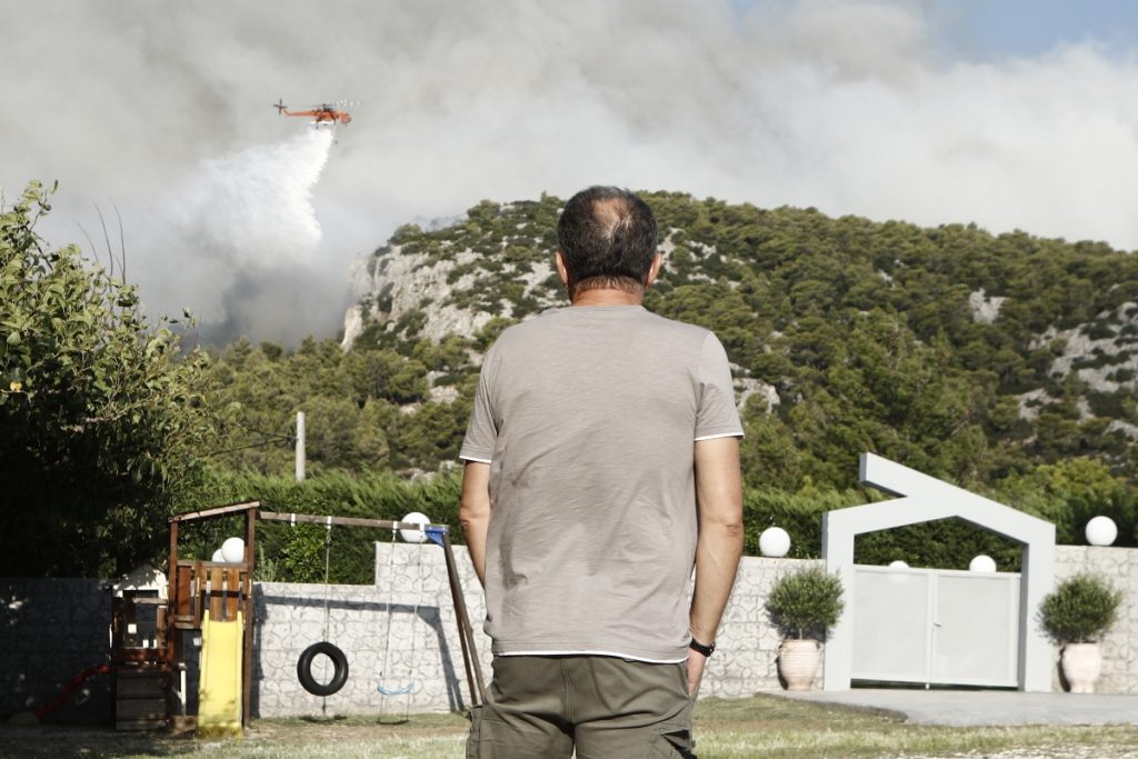 Φωτιά στην Πάρνηθα: Πύρινη κόλαση με συνεχείς αναζωπυρώσεις και ανέμους – Στα σπίτια οι φλόγες, μία ανάσα από τον Εθνικό Δρυμό [βίντεο]