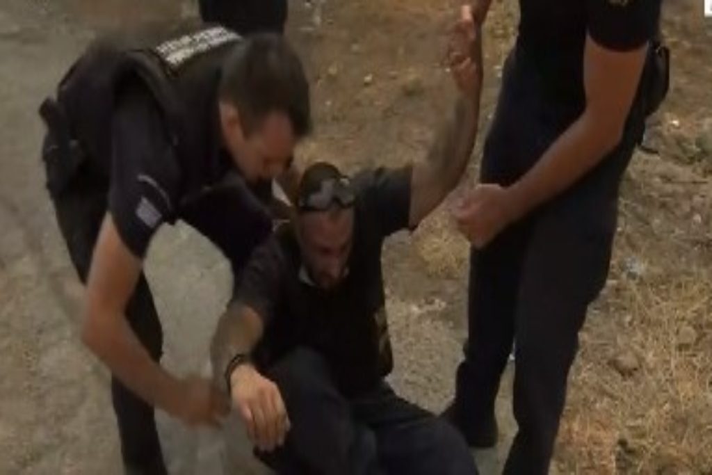 Φωτιά στην Πάρνηθα: Λιποθύμησε εθελοντής – Δεν μπορούσε να αναπνεύσει [βίντεο]