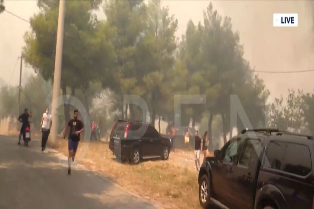 Φωτιά στην Πάρνηθα: Συγκλονιστικό βίντεο – Η στιγμή που οι φλόγες τυλίγουν την Αγία Παρασκευή και ο
