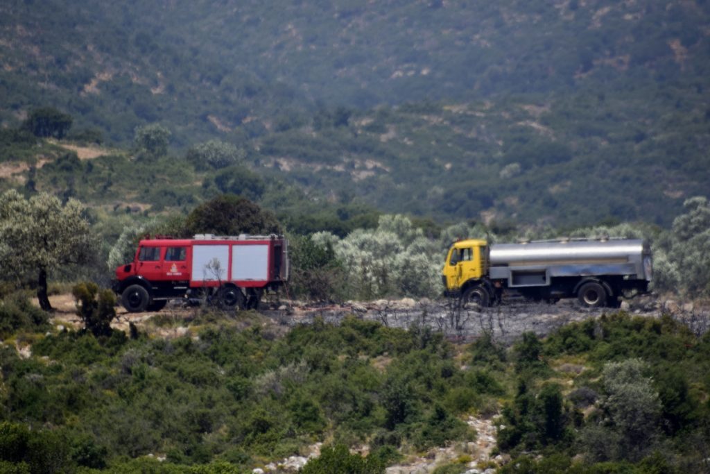 Φωτιά τώρα στη Φυλή – Καίει κοντά στη Μονή Κλειστών